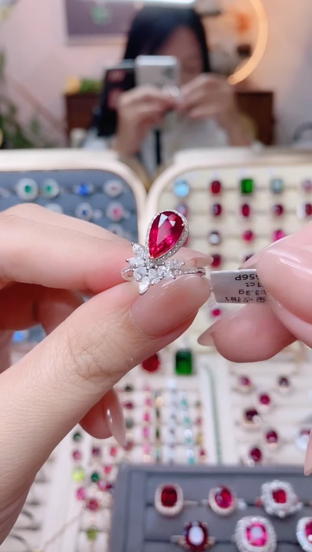 18K金镶嵌碧玺戒指碧玺2.1CT