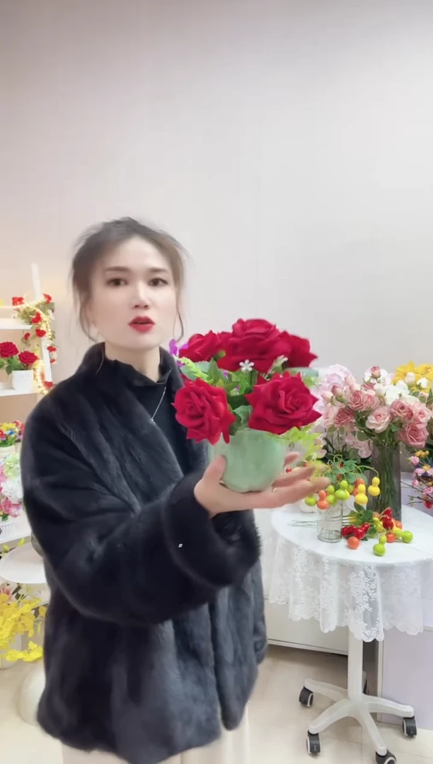 红丝绒玫瑰+绿色陶瓷盆