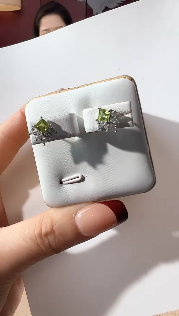 【闪购商品】橄榄石耳饰银S925镶嵌KT24061309