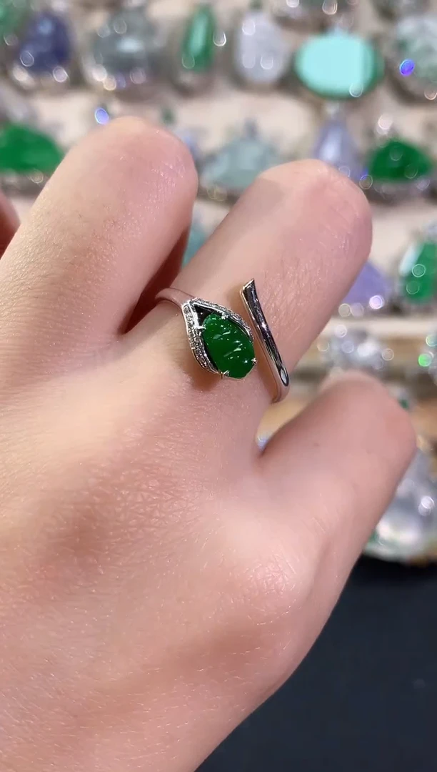 18K金镶嵌戒指翡翠冬日珠宝W10