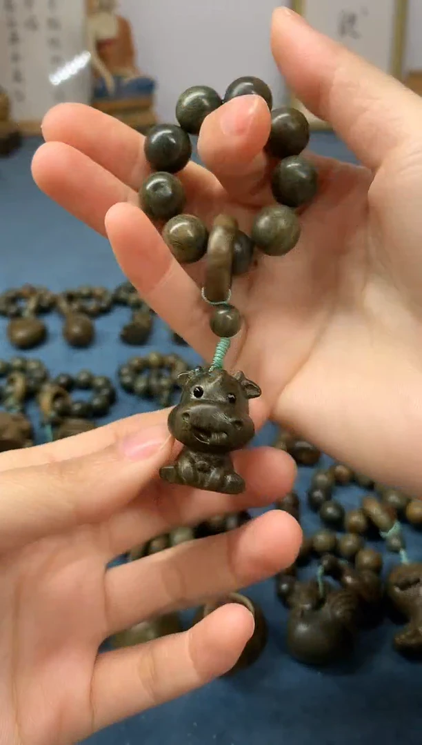 【闪购商品】维腊木（绿檀）把件小萌牛 盘玩件