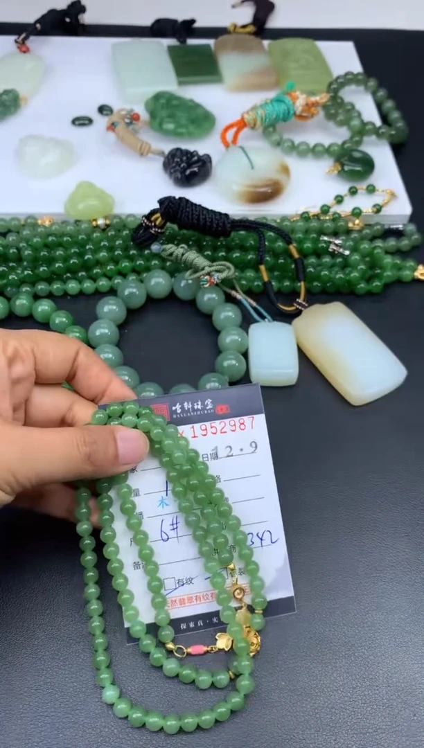 未镶嵌和田玉挂件哈轩 珠串1（有纹有裂）