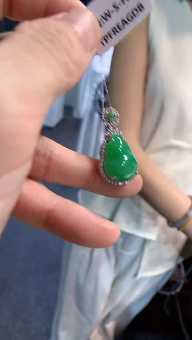 颈饰18K金镶嵌翡翠葫芦