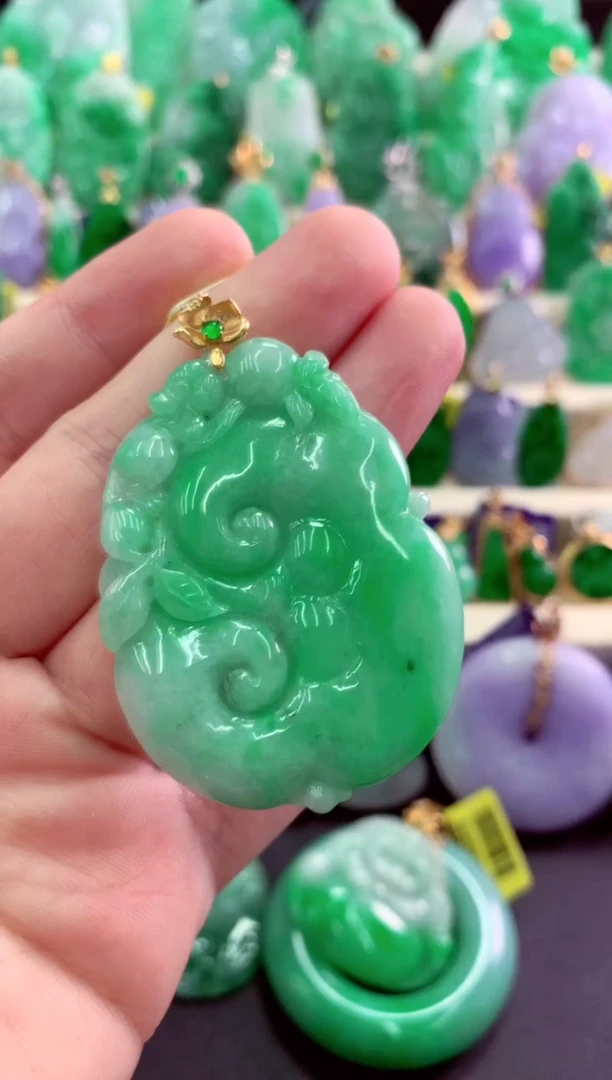 颈饰18K金镶嵌翡翠挂件