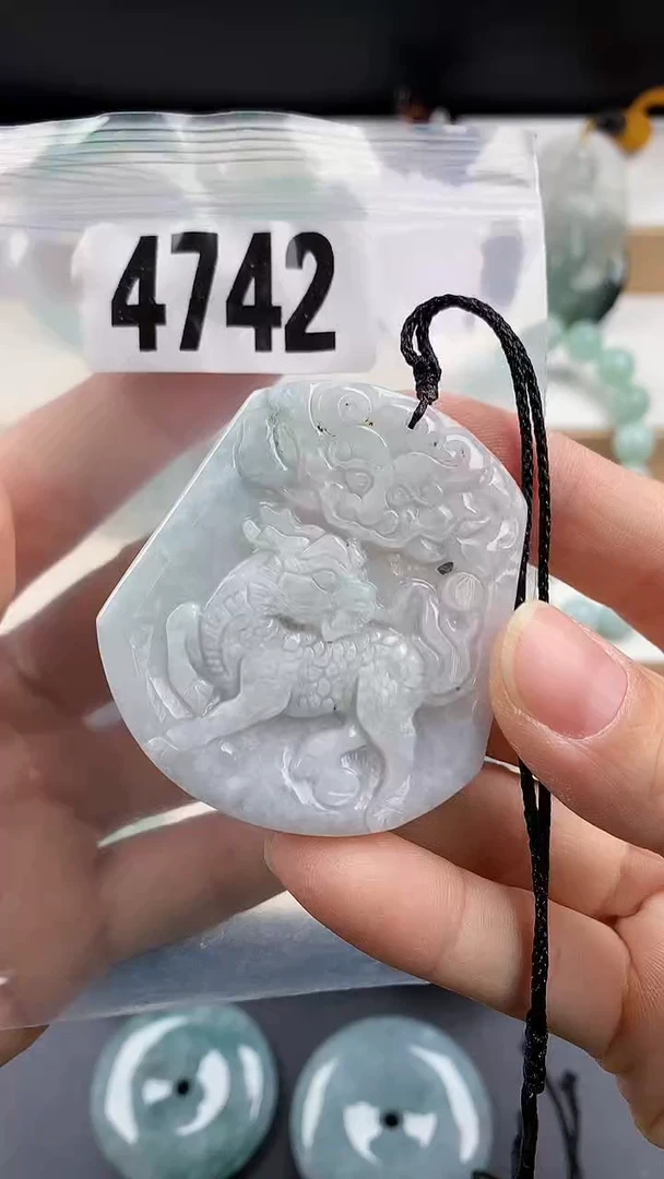 颈饰未镶嵌翡翠天然翡翠吊坠挂件