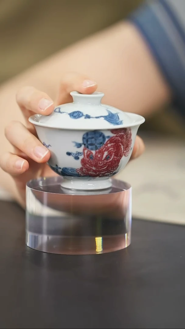念物青花釉里红醒狮盖碗
