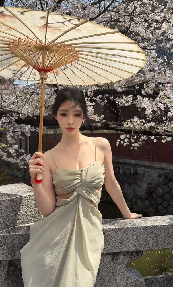 夏季新款2025时尚吊带别致设计感连衣裙女小众气质显瘦高级感穿搭