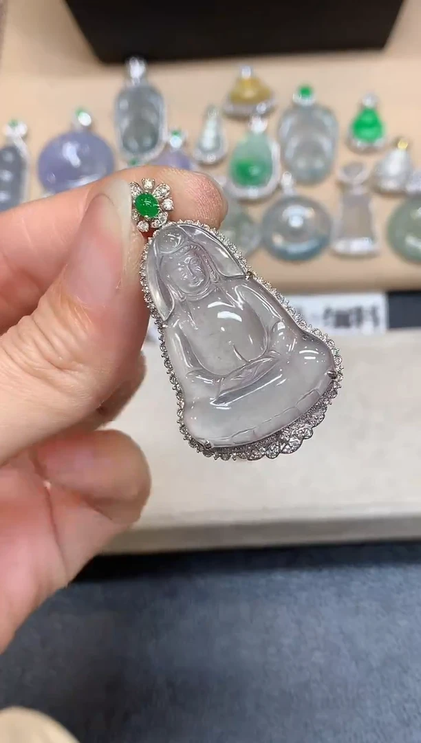 颈饰18K金镶嵌翡翠观音【无服务费