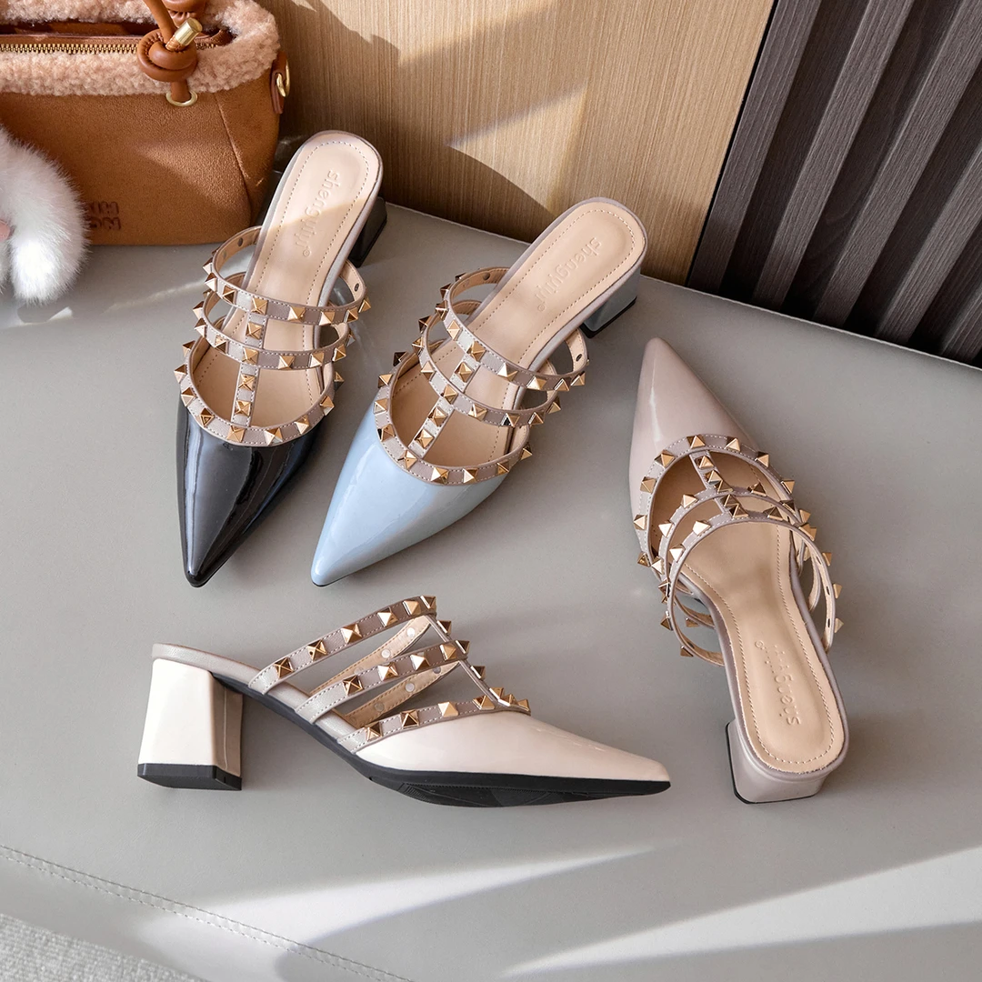 2025新款铆钉尖头凉拖鞋女外穿粗跟中跟包头半拖鞋裸色时装凉鞋夏
