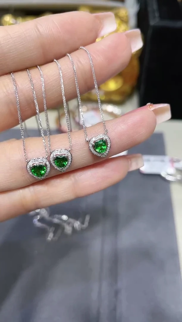 18K金镶嵌沙弗莱项链爱心 多样性发其一