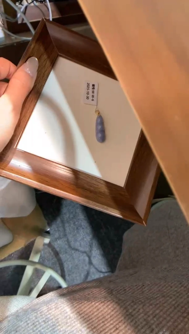 颈饰18K金镶嵌翡翠福豆