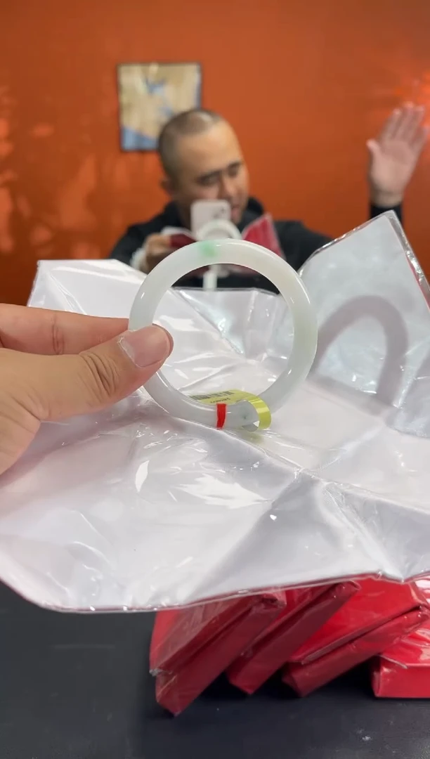 未镶嵌手镯翡翠8        圈口54