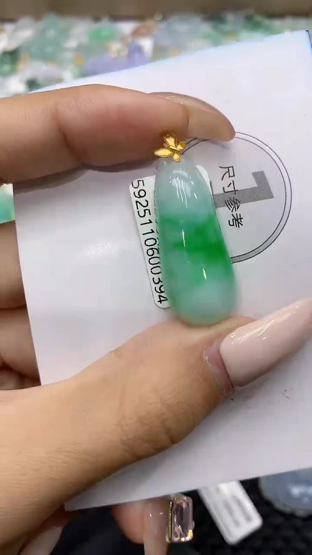 颈饰18K金镶嵌翡翠111111111111