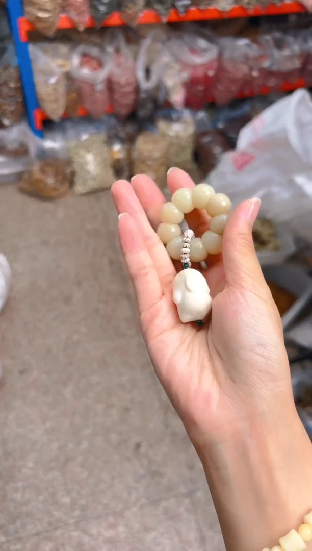 吊坠菩提根/象牙果荔枝栋手捻带白色兔