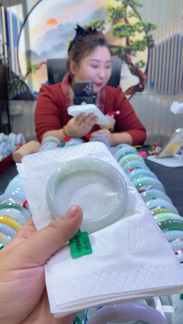 【闪购商品】翡翠手镯未镶嵌多人06836