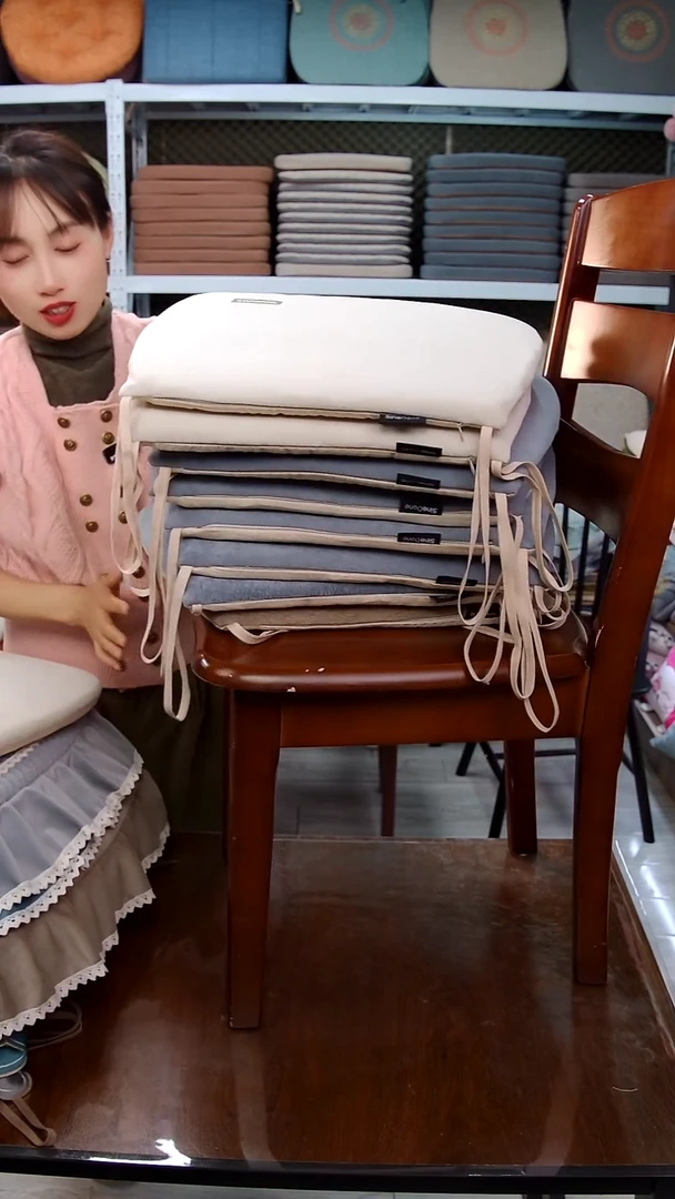 布平绒刺绣：灰色4个+米色2个