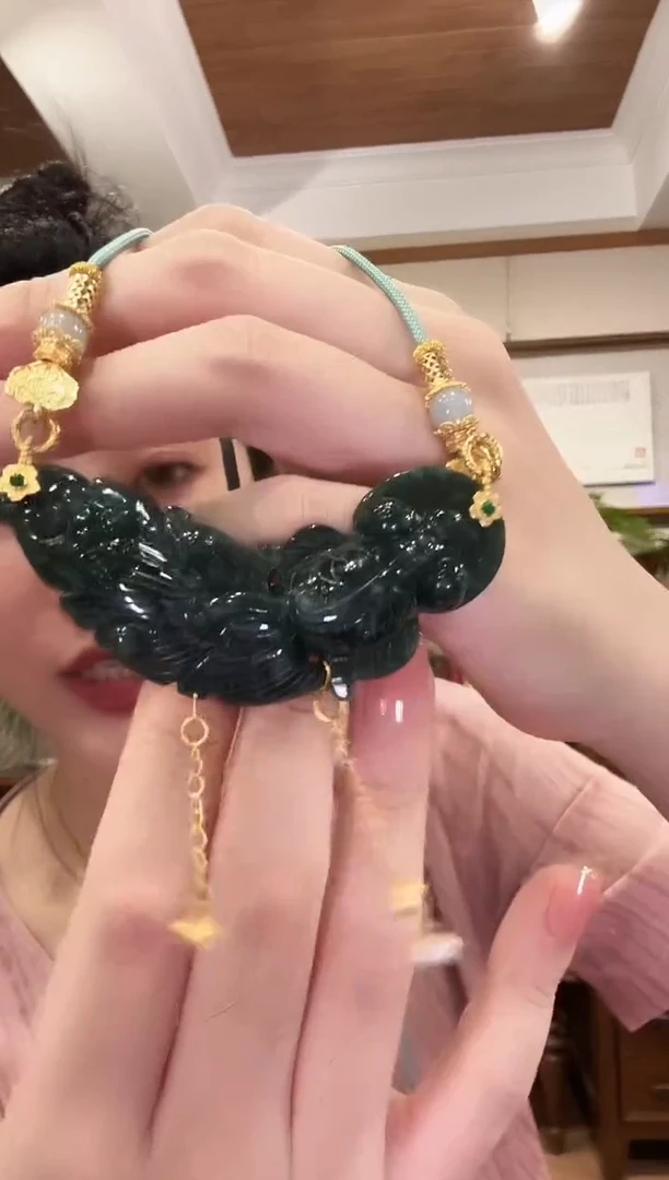 翡翠未镶嵌颈饰国风