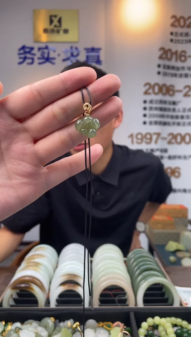 和田玉银S925镶嵌颈饰沙枣青荷花吊坠一件