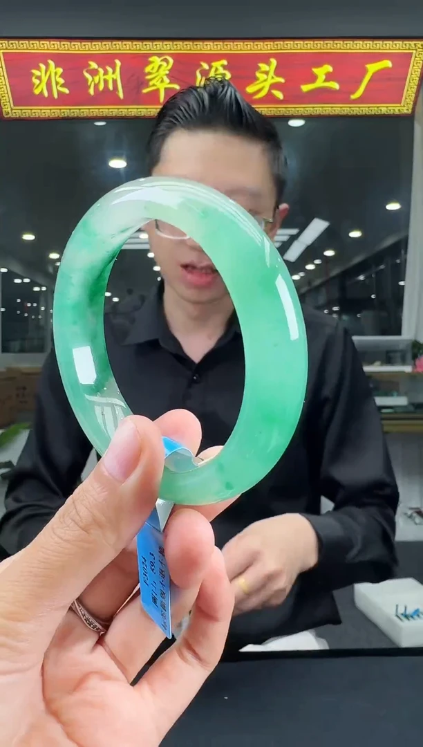 石英质玉（非洲翠）手镯未镶嵌79