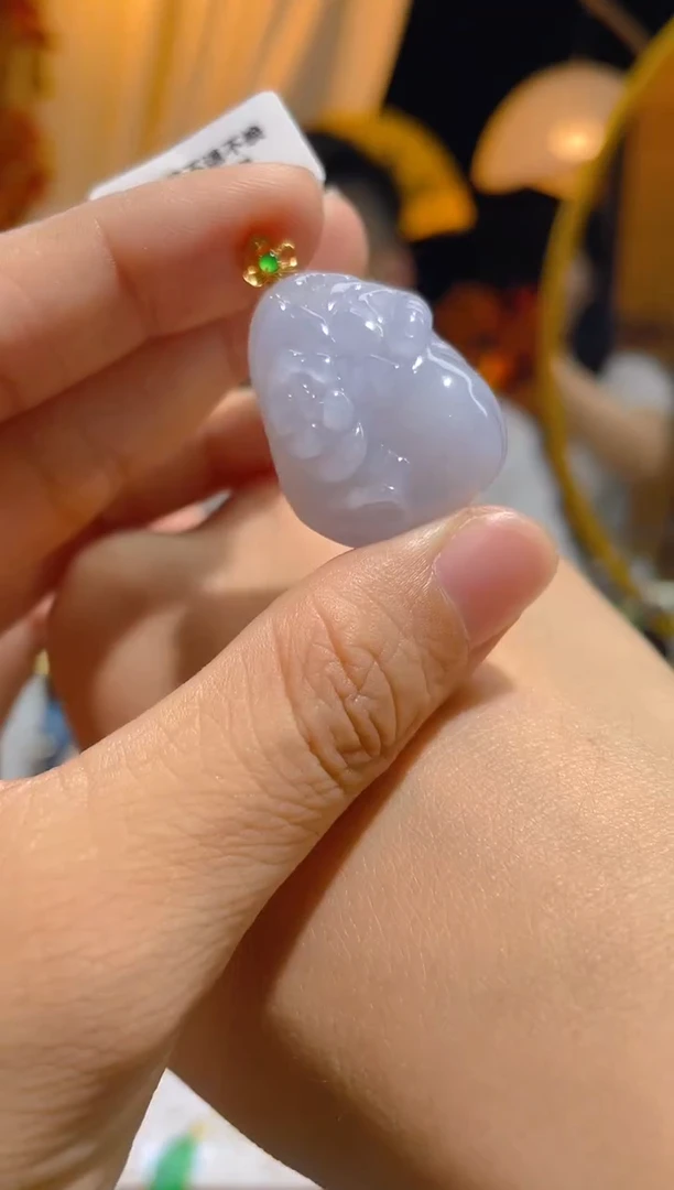 翡翠18K金镶嵌颈饰荷叶鱼