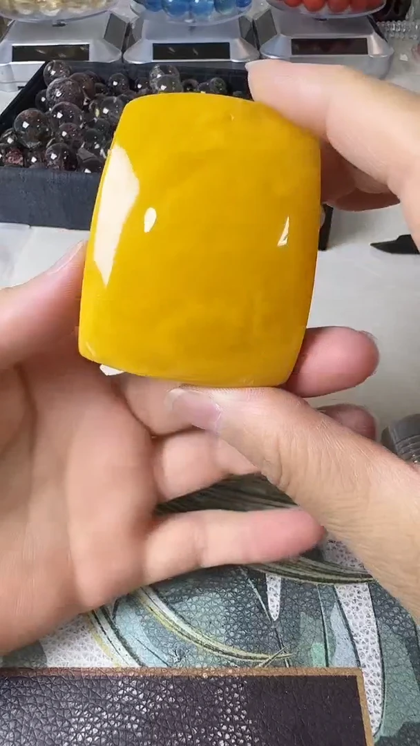 琥珀颈饰未镶嵌矿坑