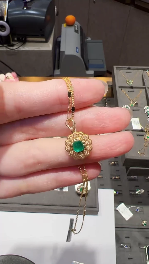 颈饰18K金镶嵌祖母绿潘杰希尔0.55ct