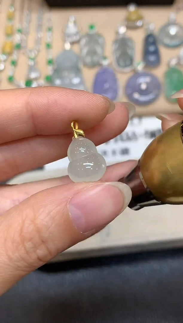 颈饰18K金镶嵌翡翠葫芦【无服务费