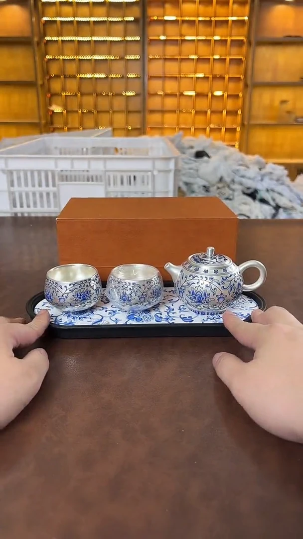 瓷片郑丽清银上作画青花鎏银手抓壶+2杯+茶盘