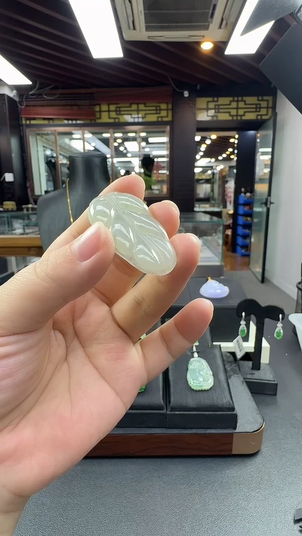 颈饰未镶嵌翡翠树叶