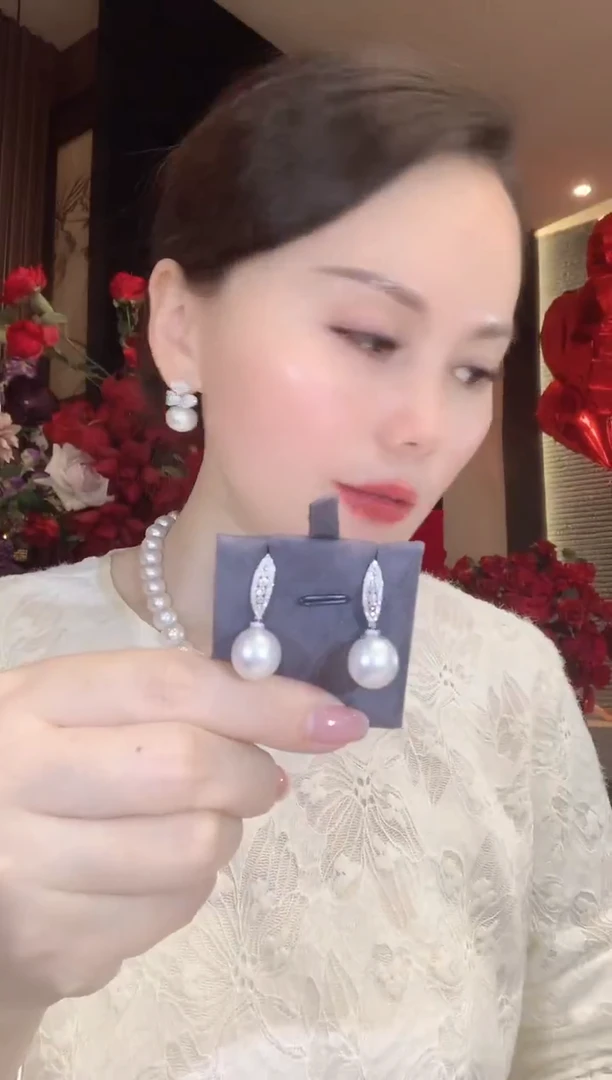 18K金镶嵌耳饰海水珍珠C110