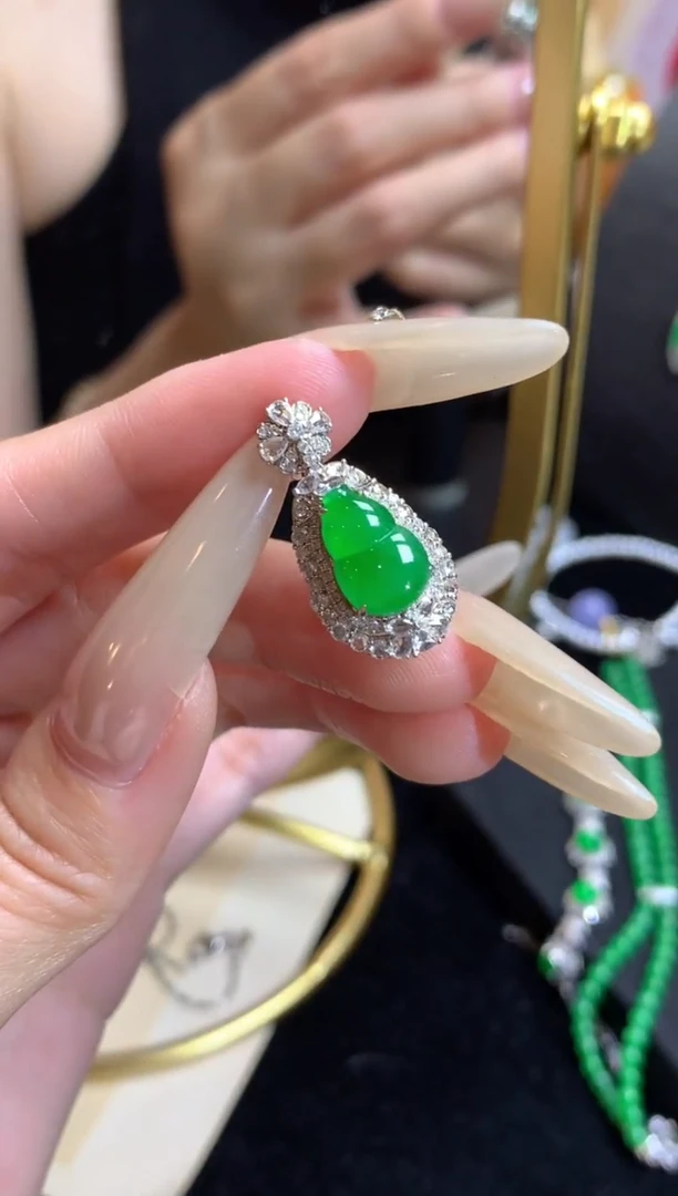 颈饰18K金镶嵌翡翠翡翠葫芦
