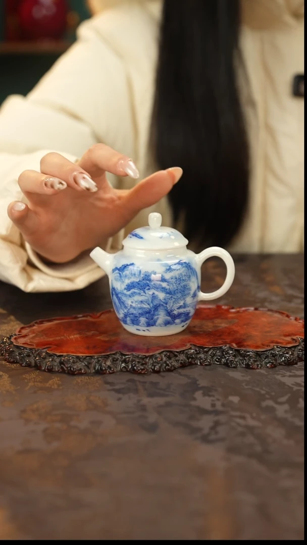 青花手绘山水茶壶