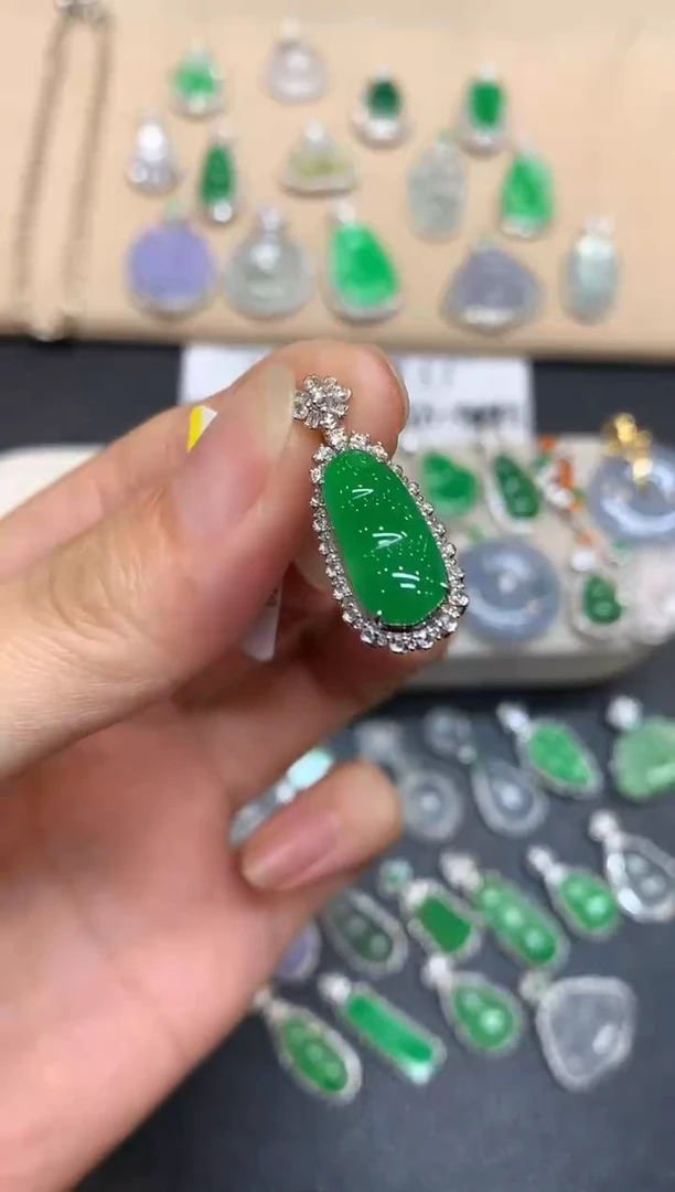 颈饰18K金镶嵌翡翠福豆【无服务费