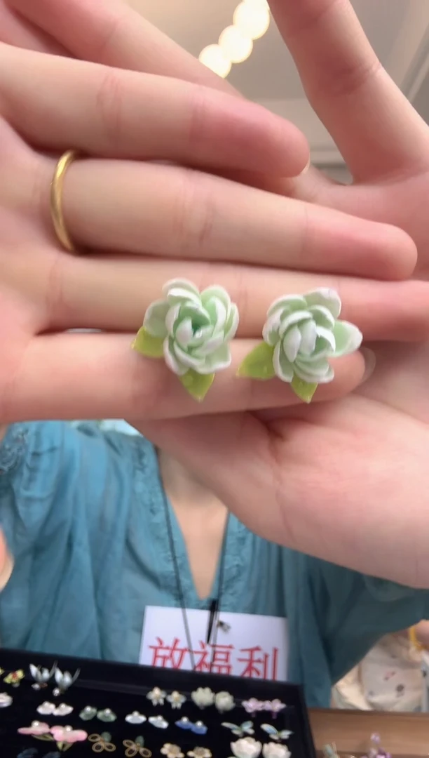 织绣浅绿色茉莉绒花耳钉
