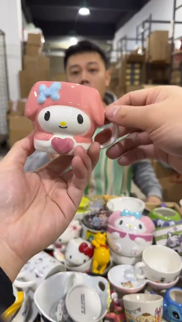 瓷片美乐蒂抱爱心一口杯