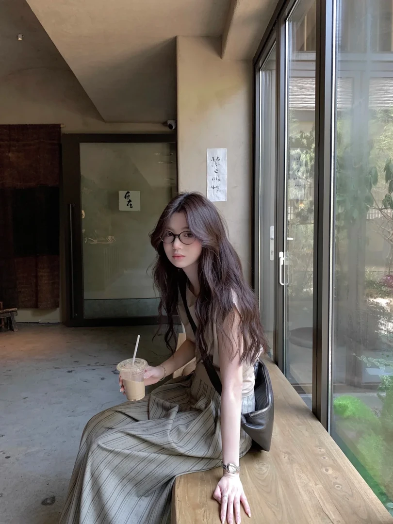 清冷松弛感穿搭套装2025新款夏季设计感无袖上衣条纹阔腿裤两件套