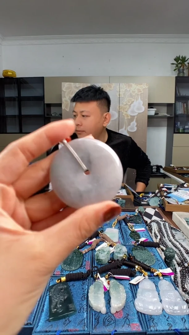 颈饰未镶嵌翡翠  多样性发其一