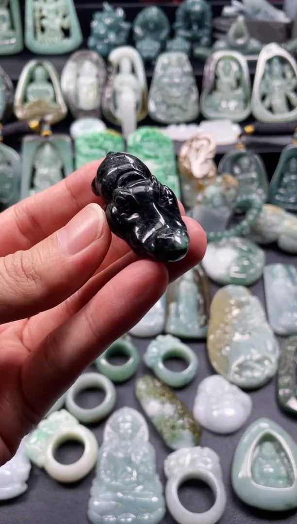 颈饰未镶嵌翡翠24  天然翡翠a货  鳄鱼