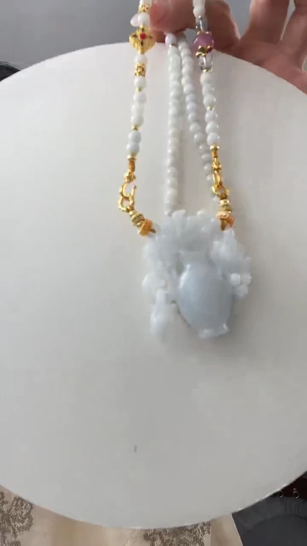 翡翠未镶嵌颈饰花瓶