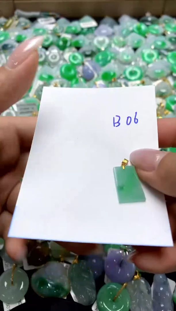 翡翠18K金镶嵌颈饰1111111111111111