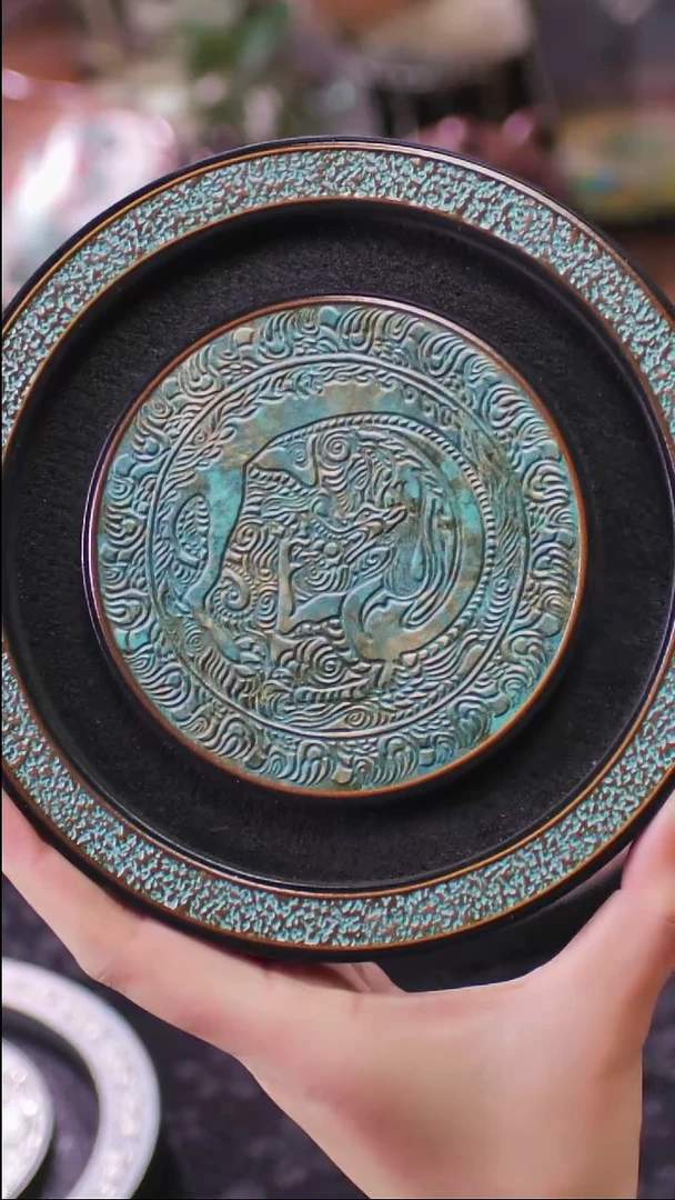 壹藏贰宝青铜图案小壶承