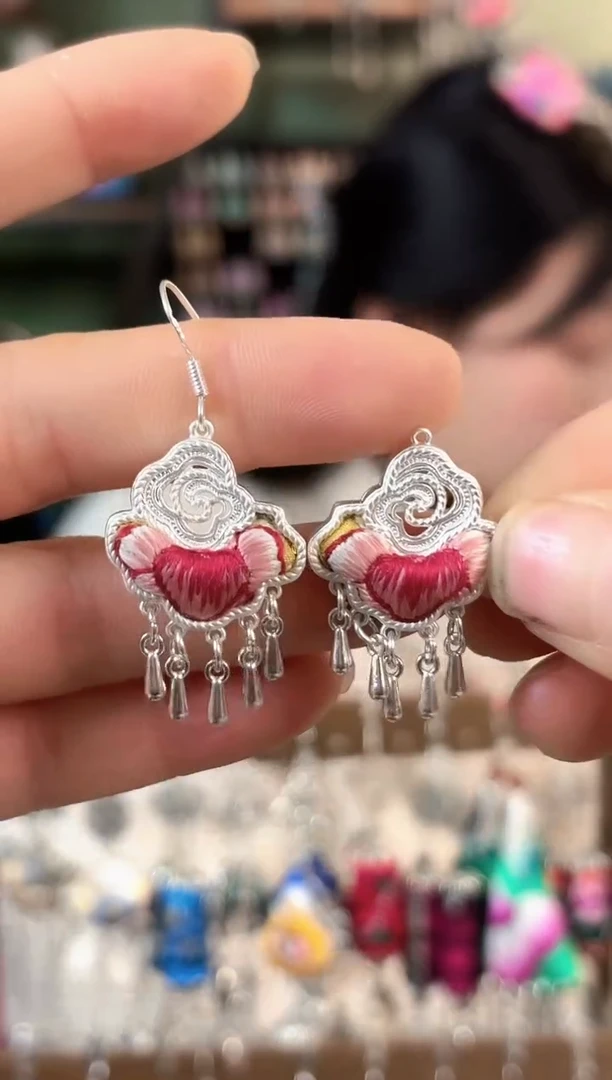 彩云南阁非遗老绣苗银饰品5211