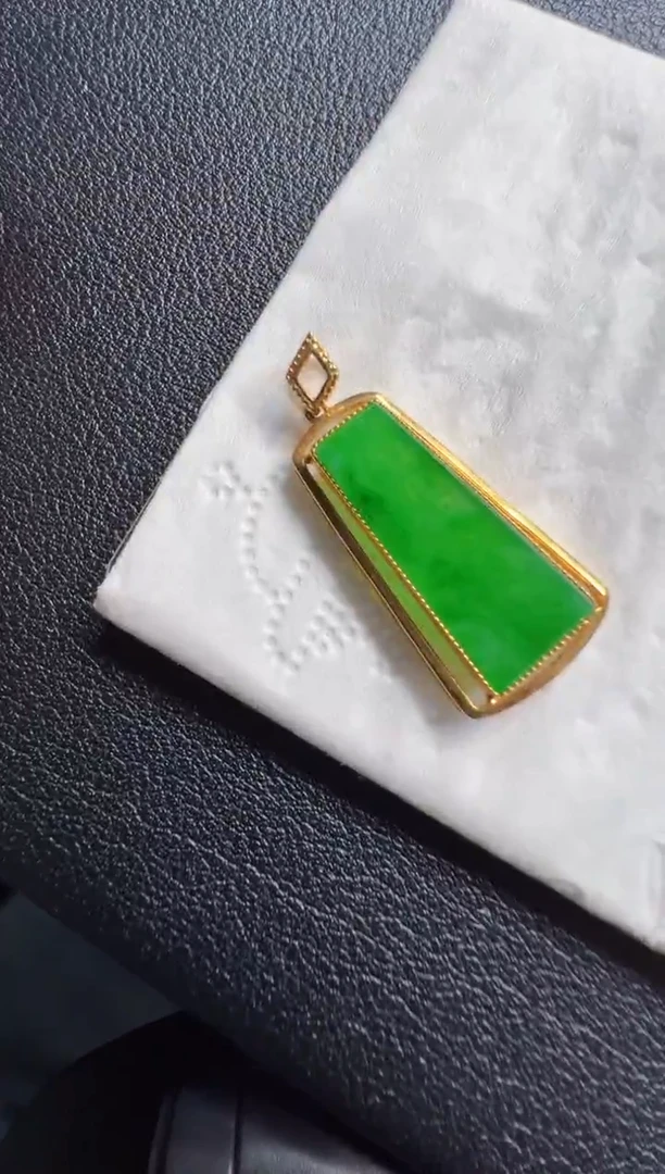 吊坠(不含链)18K金镶嵌翡翠灵**?1800