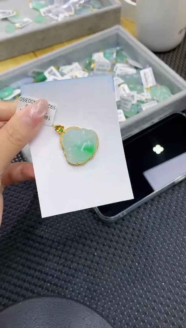 翡翠18K金镶嵌颈饰111111111