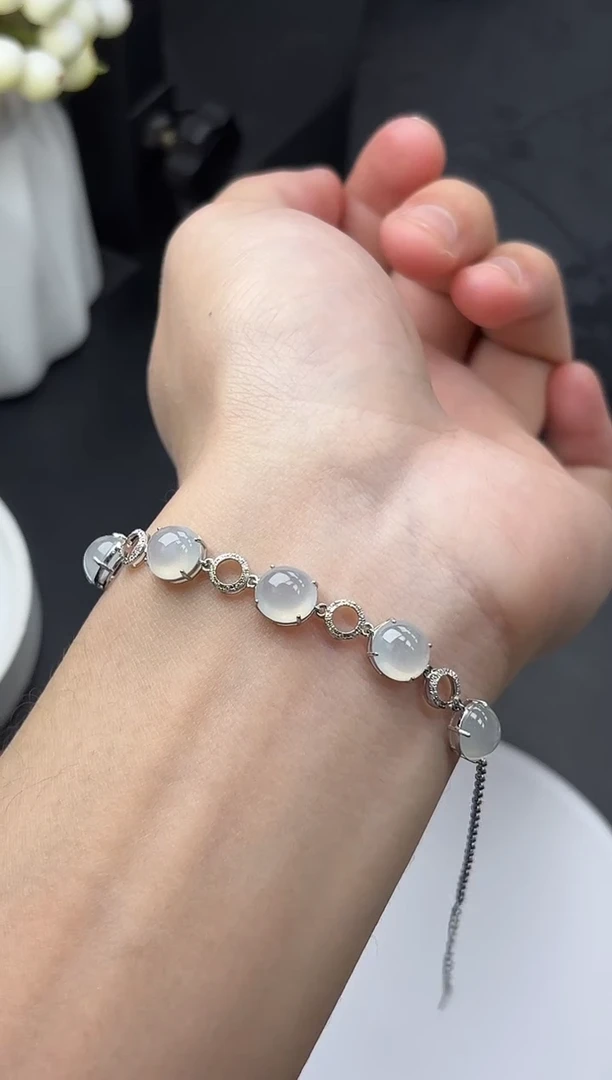 18K金镶嵌挂件翡翠蛋面手链