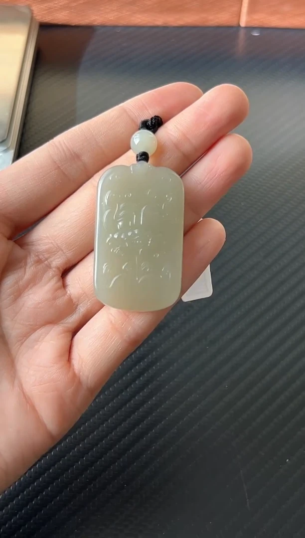 吊坠(赠链)未镶嵌和田玉且末微色差近矿吊坠