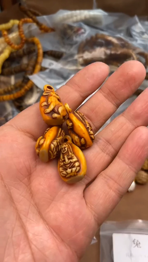 其他牛骨杂件162-料器兔吊坠