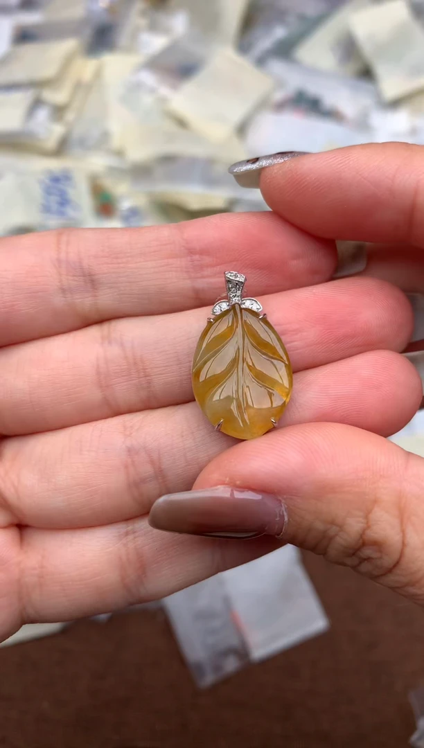 18K金镶嵌挂件翡翠—