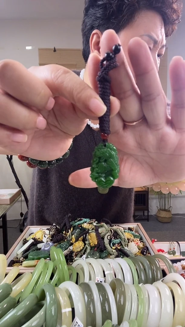 颈饰未镶嵌和田玉多样性拍一发一  虎 0330