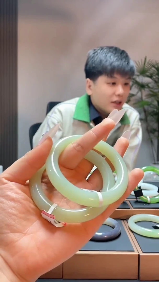 【闪购商品】和田玉手镯未镶嵌黄口53-60多样性发一